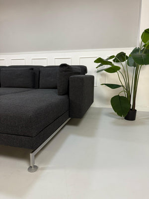 Gebrauchtes Brühl Moule in der Farbe Grau Designer Leder Sofa vor einer Wand, stilvoll und modern eingerichtet.