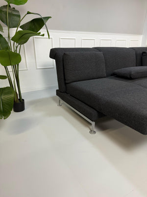 Gebrauchtes Brühl Moule in der Farbe Grau Designer Leder Sofa vor einer Wand, stilvoll und modern eingerichtet.
