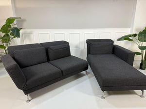 Gebrauchtes Brühl Moule in der Farbe Grau Designer Leder Sofa vor einer Wand, stilvoll und modern eingerichtet.