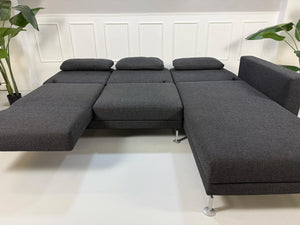 Gebrauchtes Brühl Moule in der Farbe Grau Designer Leder Sofa vor einer Wand, stilvoll und modern eingerichtet.