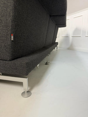 Gebrauchtes Brühl Moule in der Farbe Grau Designer Leder Sofa vor einer Wand, stilvoll und modern eingerichtet.