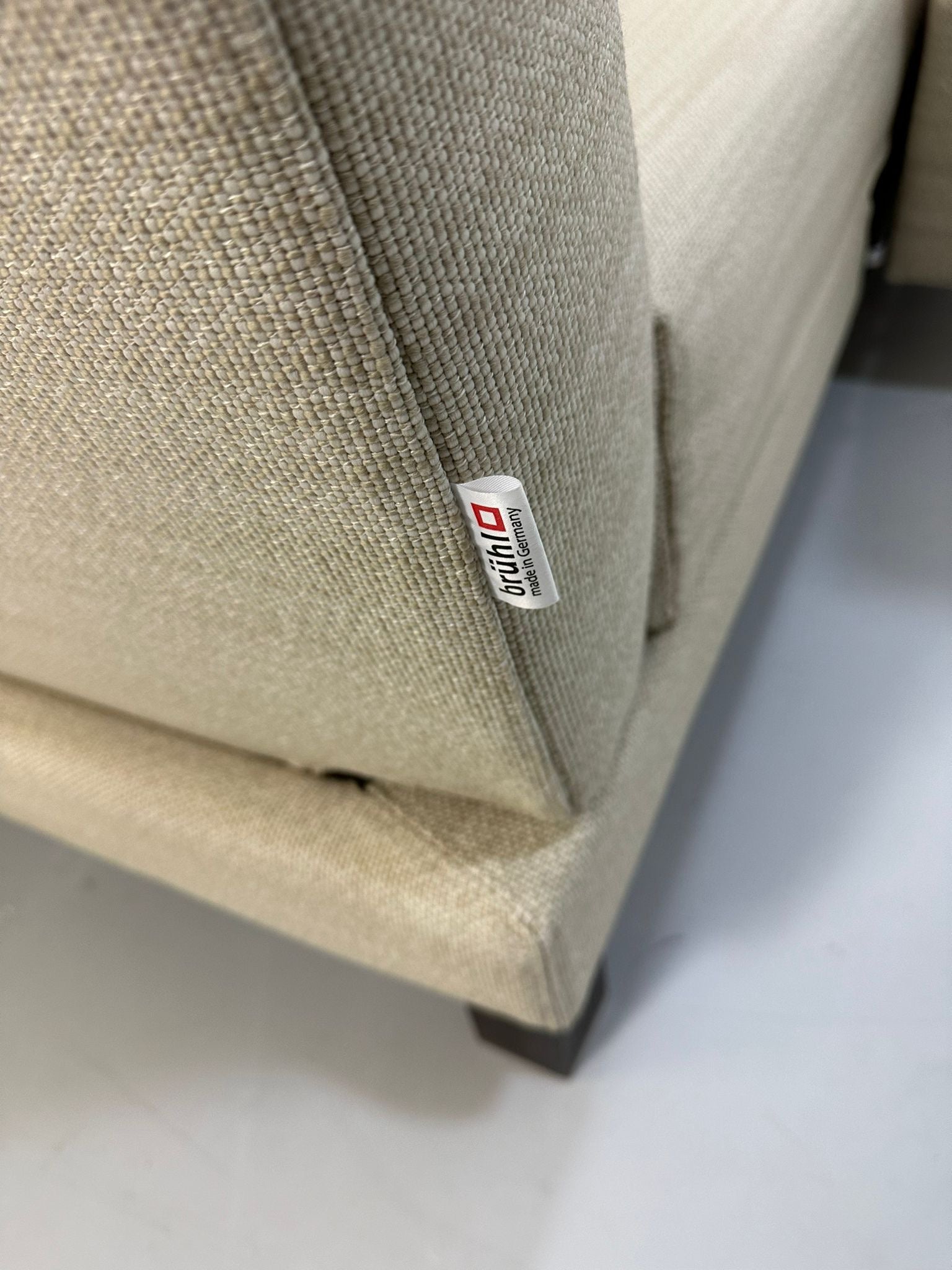 Gebrauchter Brühl Moule Stoff Longchair in der Farbe Beige vor einer Wand, stilvoll und modern eingerichtet.