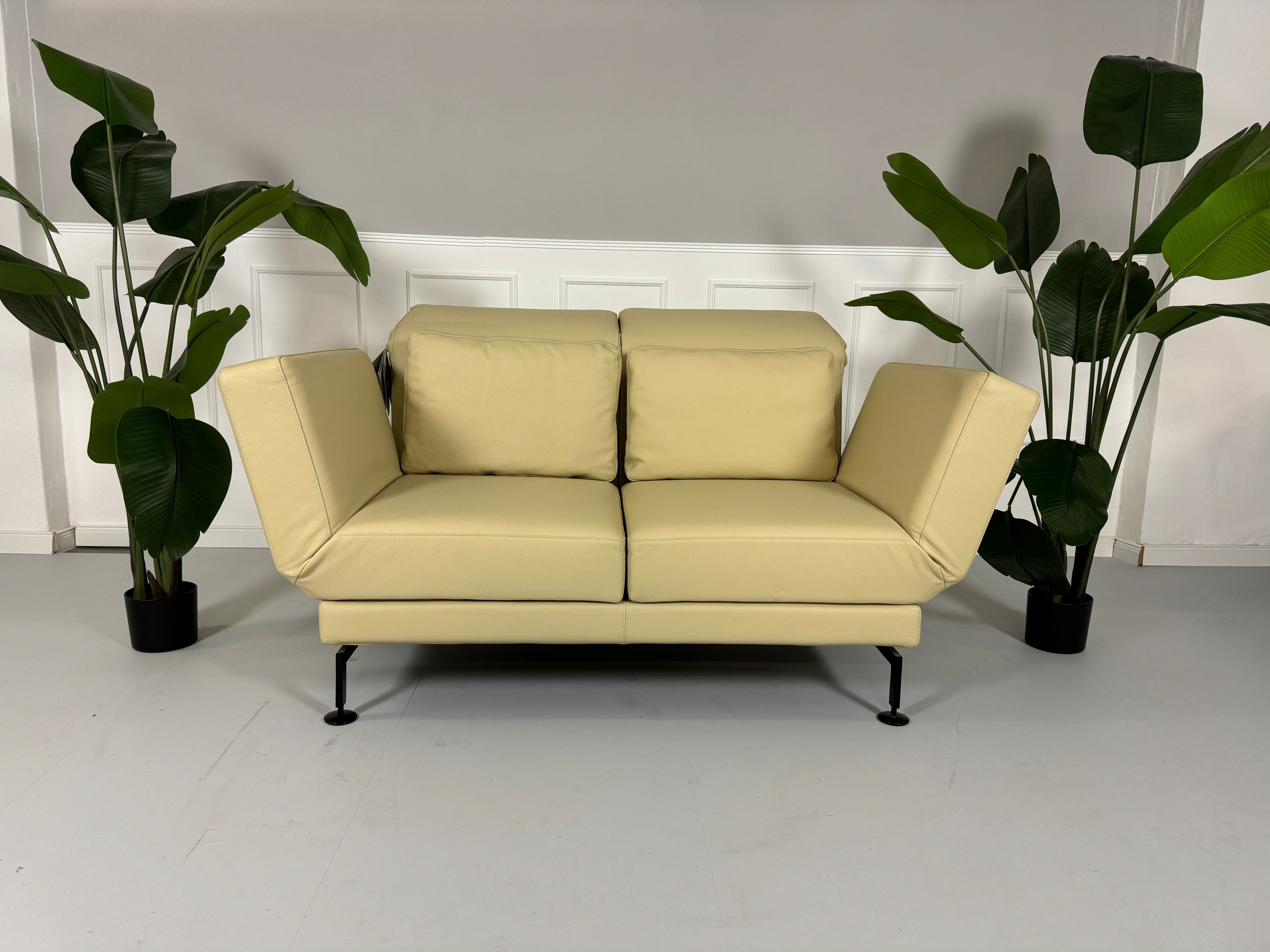 Gebrauchtes Brühl Moule Sofa Leder in der Farbe Beige vor einer Wand, stilvoll und modern eingerichtet.