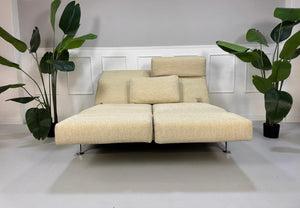 Gebrauchtes Brühl Moule Stoff Sofa in der Farbe Beige vor einer Wand, stilvoll und modern eingerichtet.