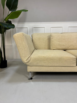 Gebrauchtes Brühl Moule Stoff Sofa in der Farbe Beige vor einer Wand, stilvoll und modern eingerichtet.