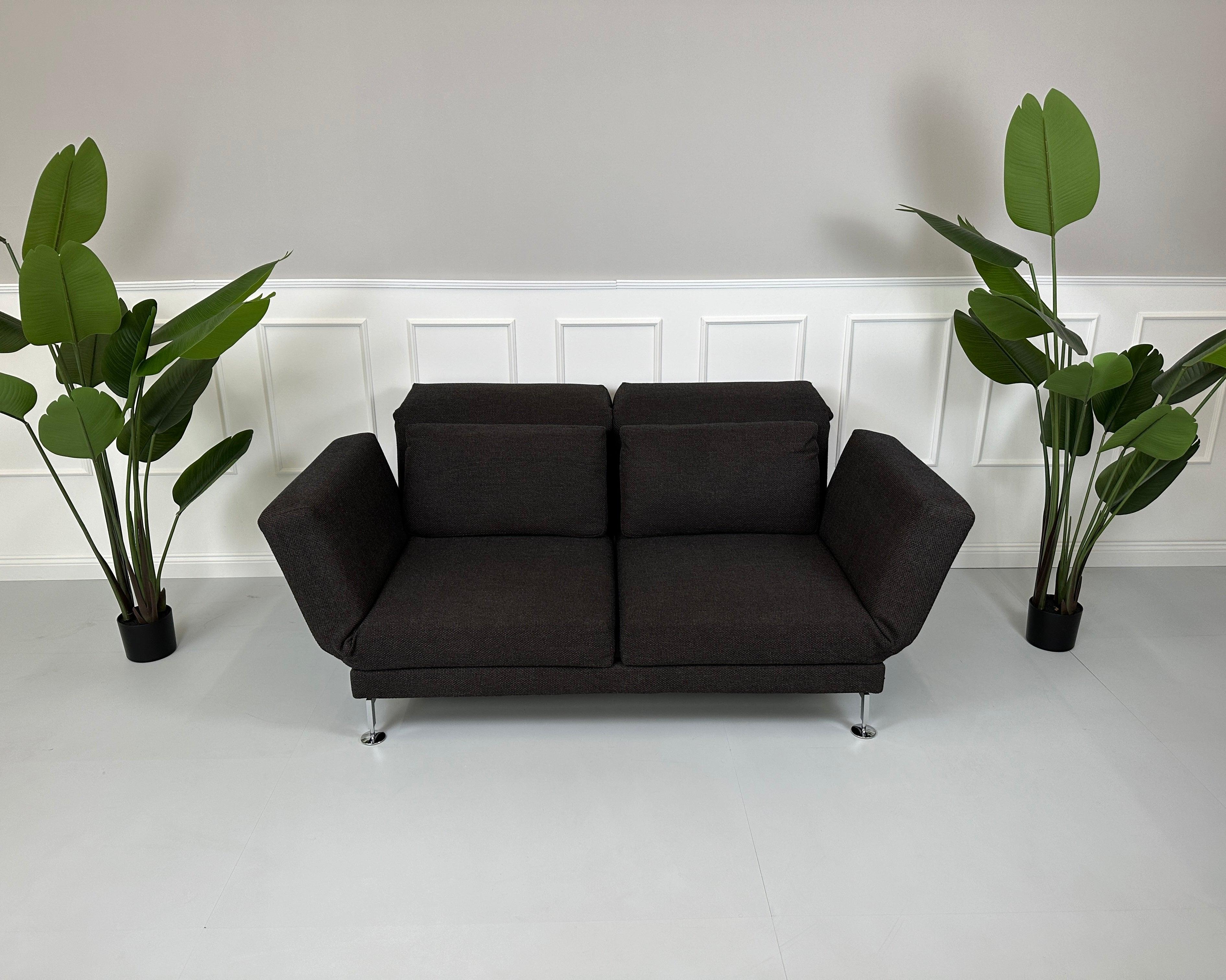 Gebrauchtes Brühl Moule 2-Sitzer Stoff Sofa in der Farbe Braun vor einer Wand, stilvoll und modern eingerichtet.