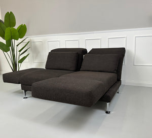 Gebrauchtes Brühl Moule 2-Sitzer Stoff Sofa in der Farbe Braun vor einer Wand, stilvoll und modern eingerichtet.