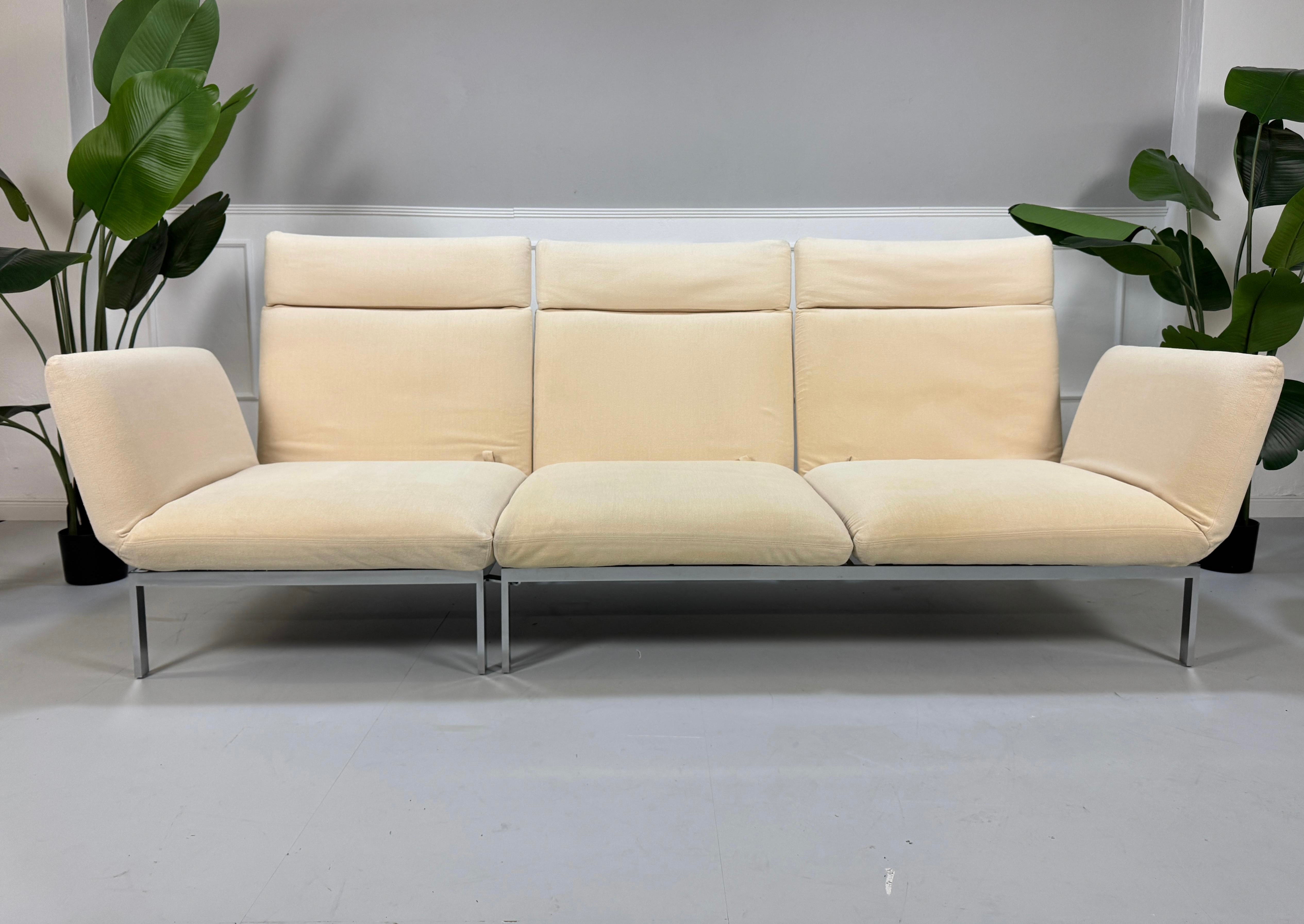 Gebrauchtes Brühl Roro Stoff Sofa in der Farbe Beige vor einer Wand, stilvoll und modern eingerichtet.