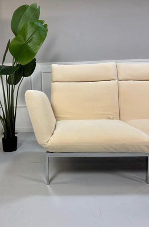 Gebrauchtes Brühl Roro Stoff Sofa in der Farbe Beige vor einer Wand, stilvoll und modern eingerichtet.