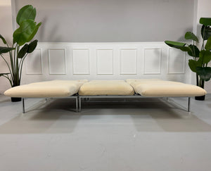 Gebrauchtes Brühl Roro Stoff Sofa in der Farbe Beige vor einer Wand, stilvoll und modern eingerichtet.