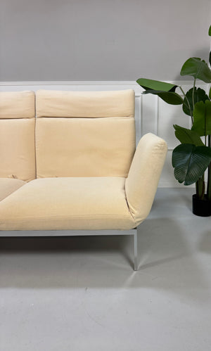 Gebrauchtes Brühl Roro Stoff Sofa in der Farbe Beige vor einer Wand, stilvoll und modern eingerichtet.