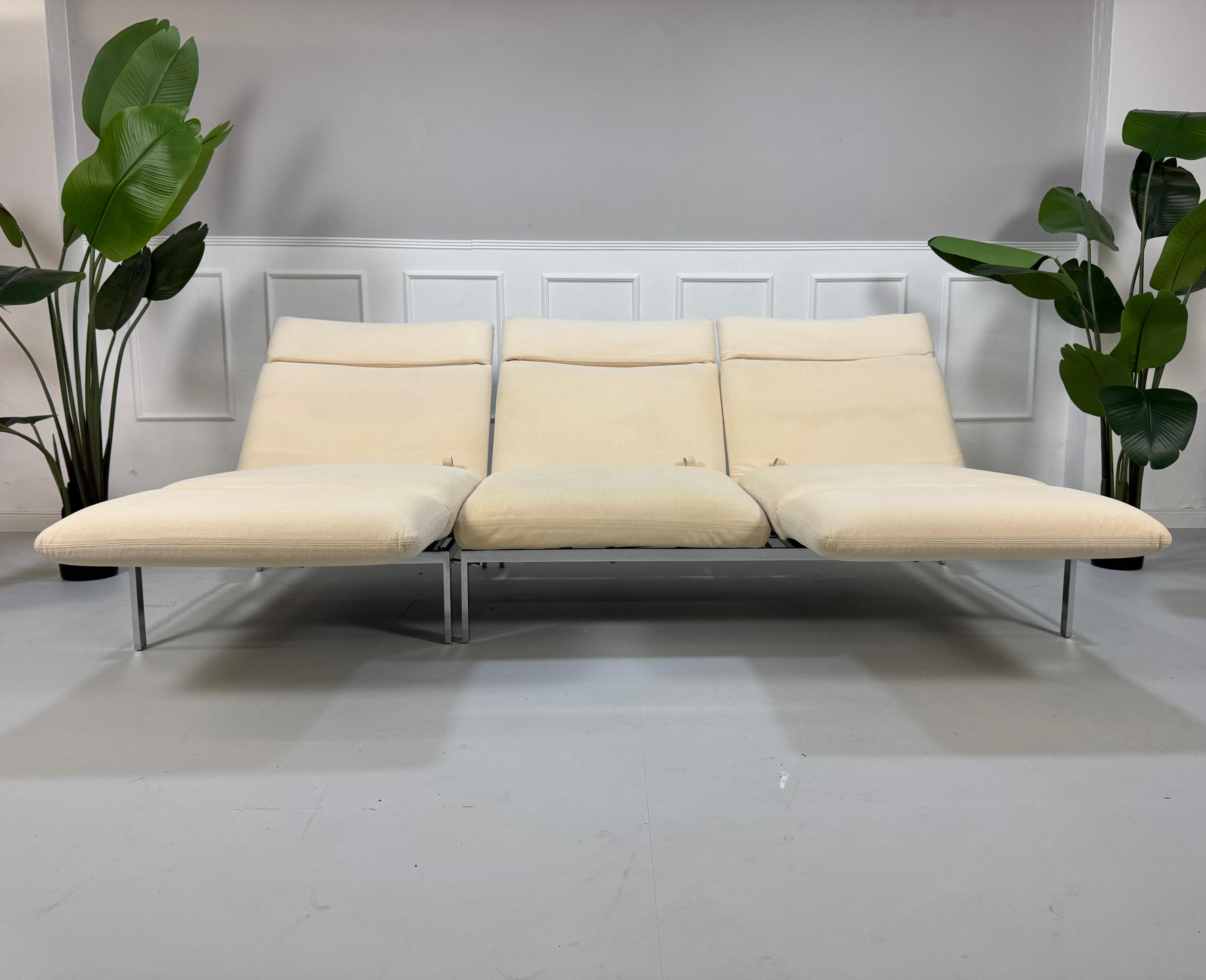 Gebrauchtes Brühl Roro Stoff Sofa in der Farbe Beige vor einer Wand, stilvoll und modern eingerichtet.