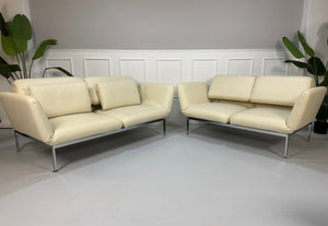 Gebrauchtes beiges Brühl Roro Small  Designer Leder Sofa vor einer Wand, stilvoll und modern eingerichtet.