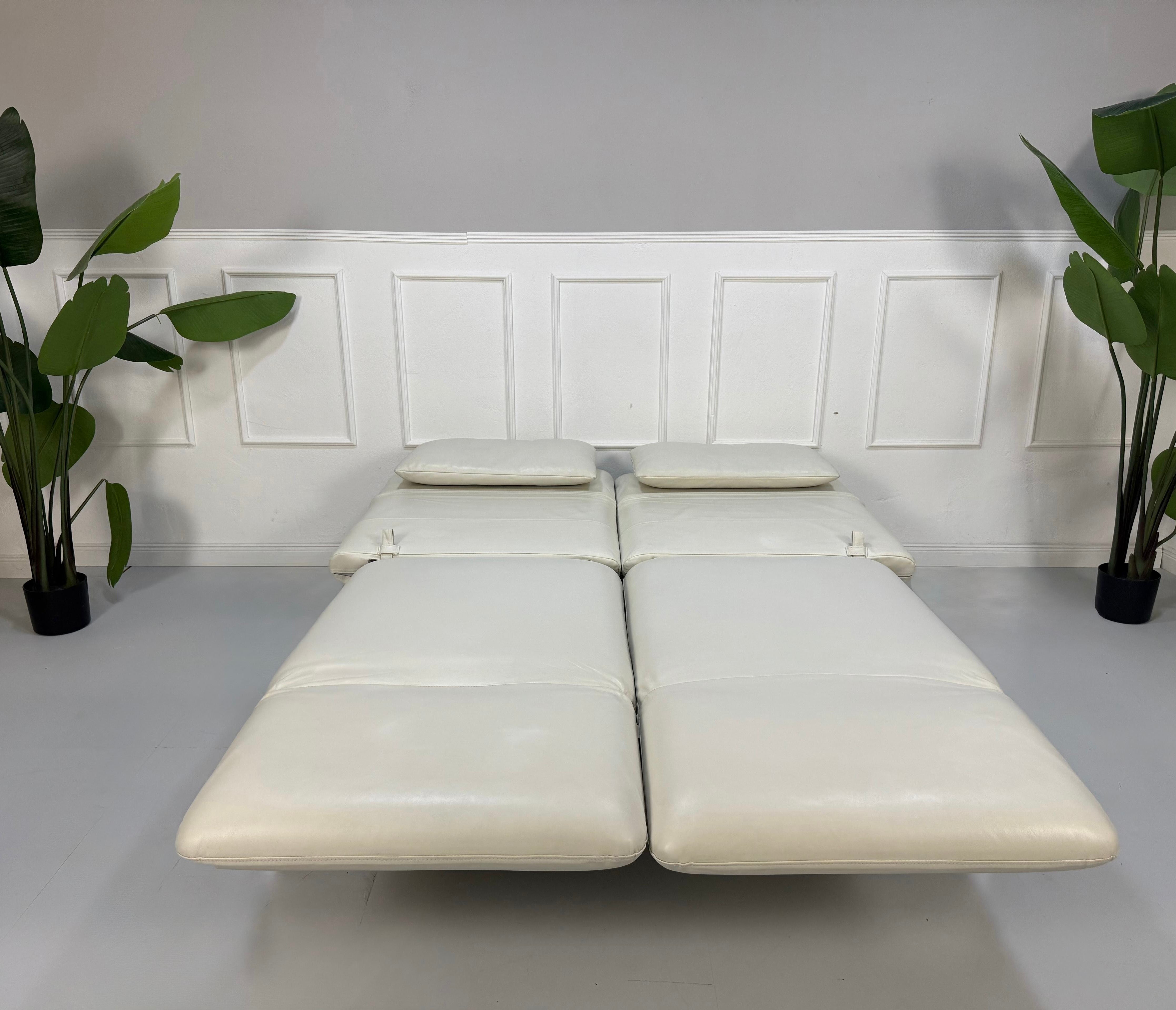 Gebrauchtes weißes Brühl Roro Designer Leder Sofa vor einer Wand, stilvoll und modern eingerichtet.