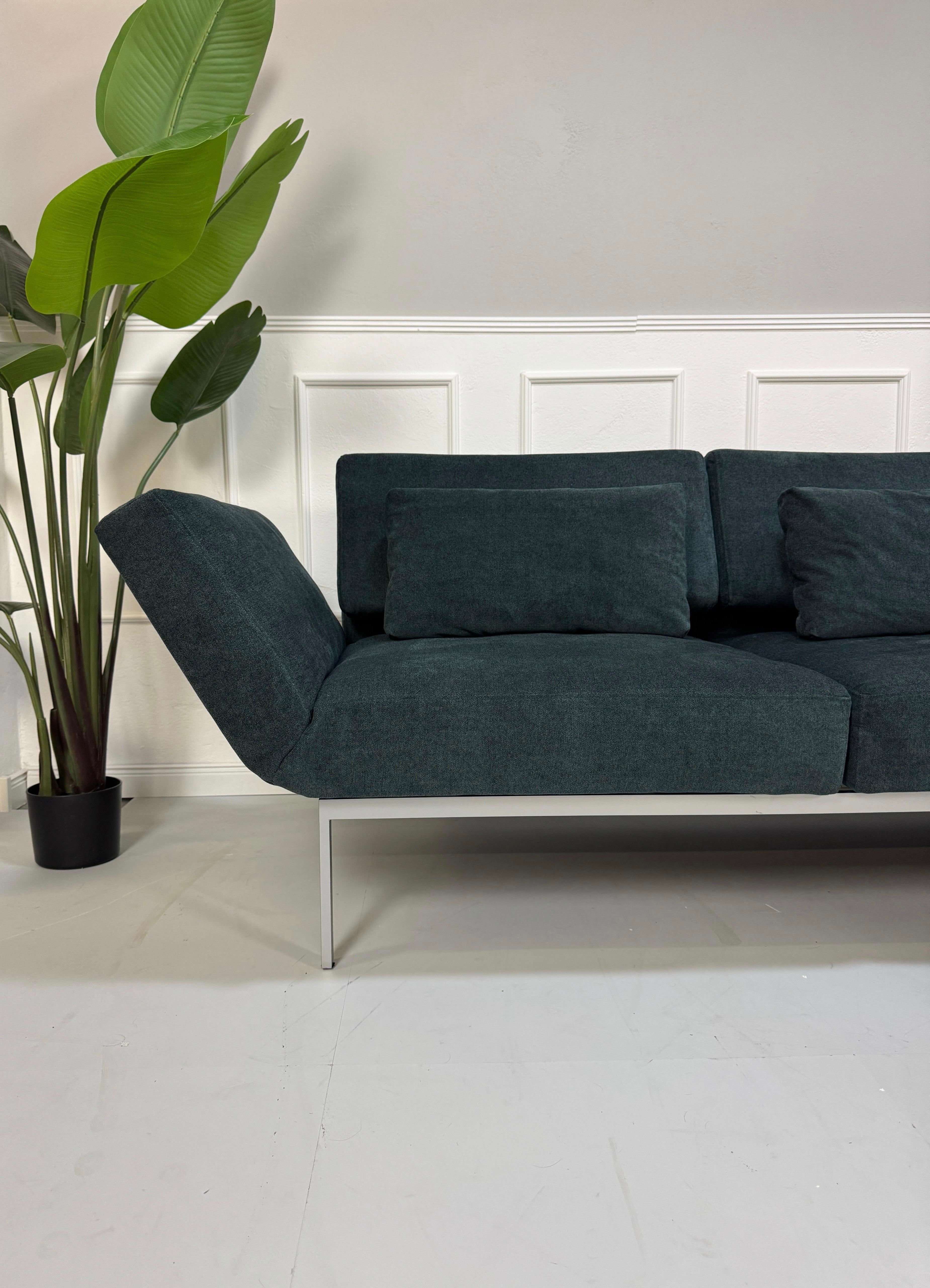 Gebrauchtes Brühl Roro Soft Stoff Ecksofa in der Farbe Blau vor einer Wand, stilvoll und modern eingerichtet.