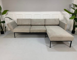 Gebrauchtes graues Brühl Roro Soft Designer Stoff Sofa vor einer Wand, stilvoll und modern eingerichtet.