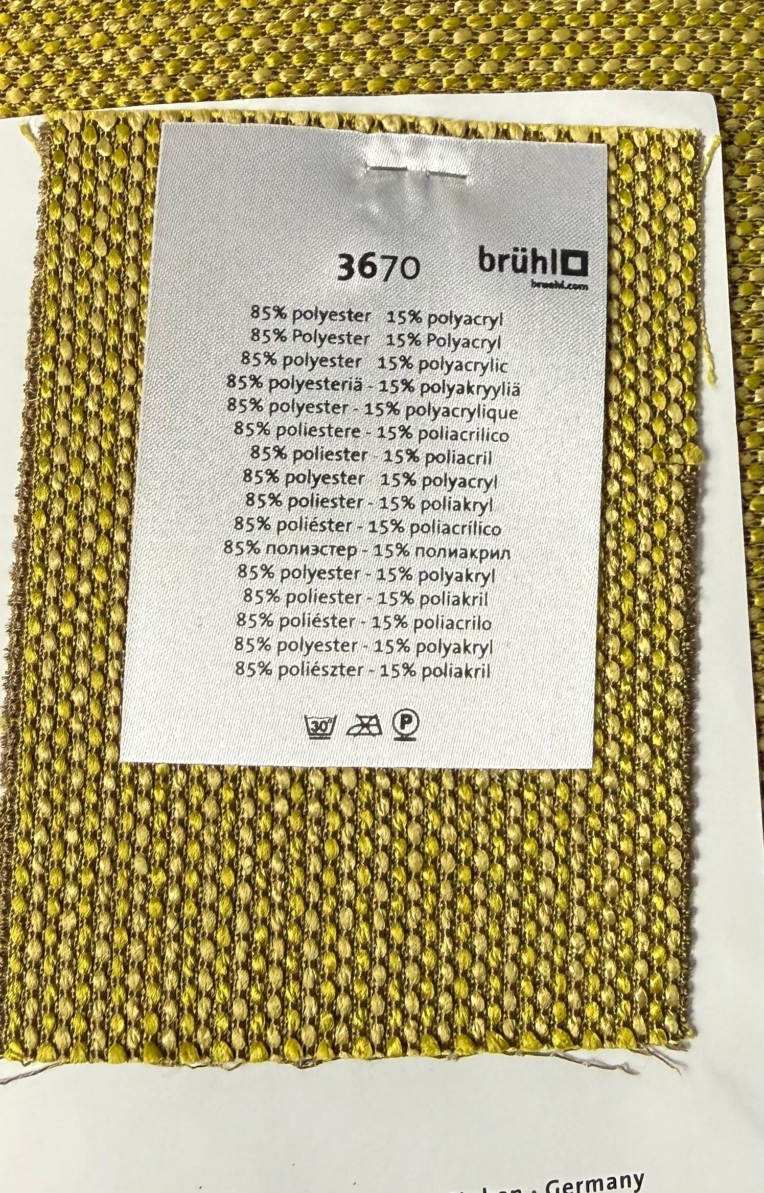 Gebrauchtes grünes Brühl Roro Soft Designer Stoff Sofa vor einer Wand, stilvoll und modern eingerichtet.