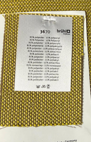 Gebrauchtes grünes Brühl Roro Soft Designer Stoff Sofa vor einer Wand, stilvoll und modern eingerichtet.