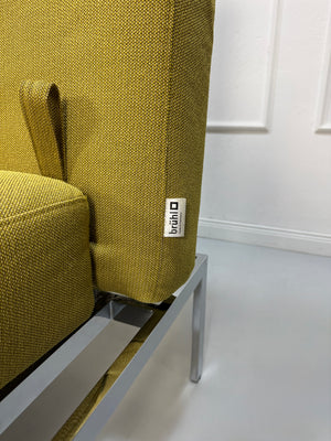 Gebrauchtes grünes Brühl Roro Soft Designer Stoff Sofa vor einer Wand, stilvoll und modern eingerichtet.