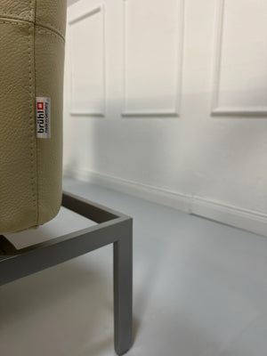 Gebrauchtes beiges Brühl Roro Small  Designer Leder Sofa vor einer Wand, stilvoll und modern eingerichtet.