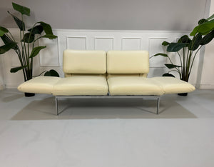 Gebrauchtes beiges Brühl Roro Small  Designer Leder Sofa vor einer Wand, stilvoll und modern eingerichtet.