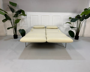 Gebrauchtes beiges Brühl Roro Small  Designer Leder Sofa vor einer Wand, stilvoll und modern eingerichtet.