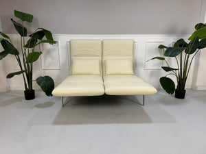 Gebrauchtes beiges Brühl Roro Small  Designer Leder Sofa vor einer Wand, stilvoll und modern eingerichtet.