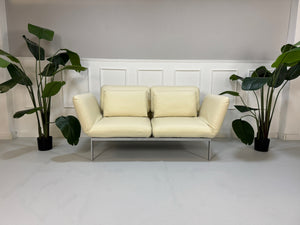 Gebrauchtes beiges Brühl Roro Small  Designer Leder Sofa vor einer Wand, stilvoll und modern eingerichtet.