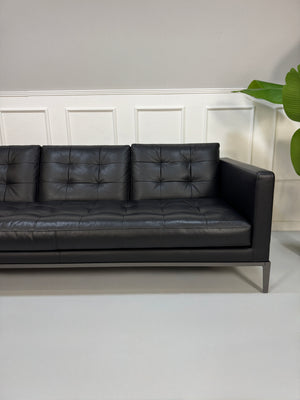 Gebrauchtes schwarzes B&B Italia AC Lounge Designer Leder Sofa vor einer Wand, stilvoll und modern eingerichtet.
