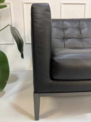 Gebrauchtes schwarzes B&B Italia AC Lounge Designer Leder Sofa vor einer Wand, stilvoll und modern eingerichtet.