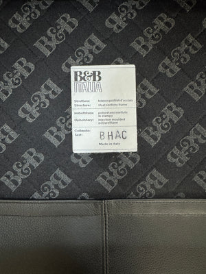 Gebrauchtes schwarzes B&B Italia AC Lounge Designer Leder Sofa vor einer Wand, stilvoll und modern eingerichtet.