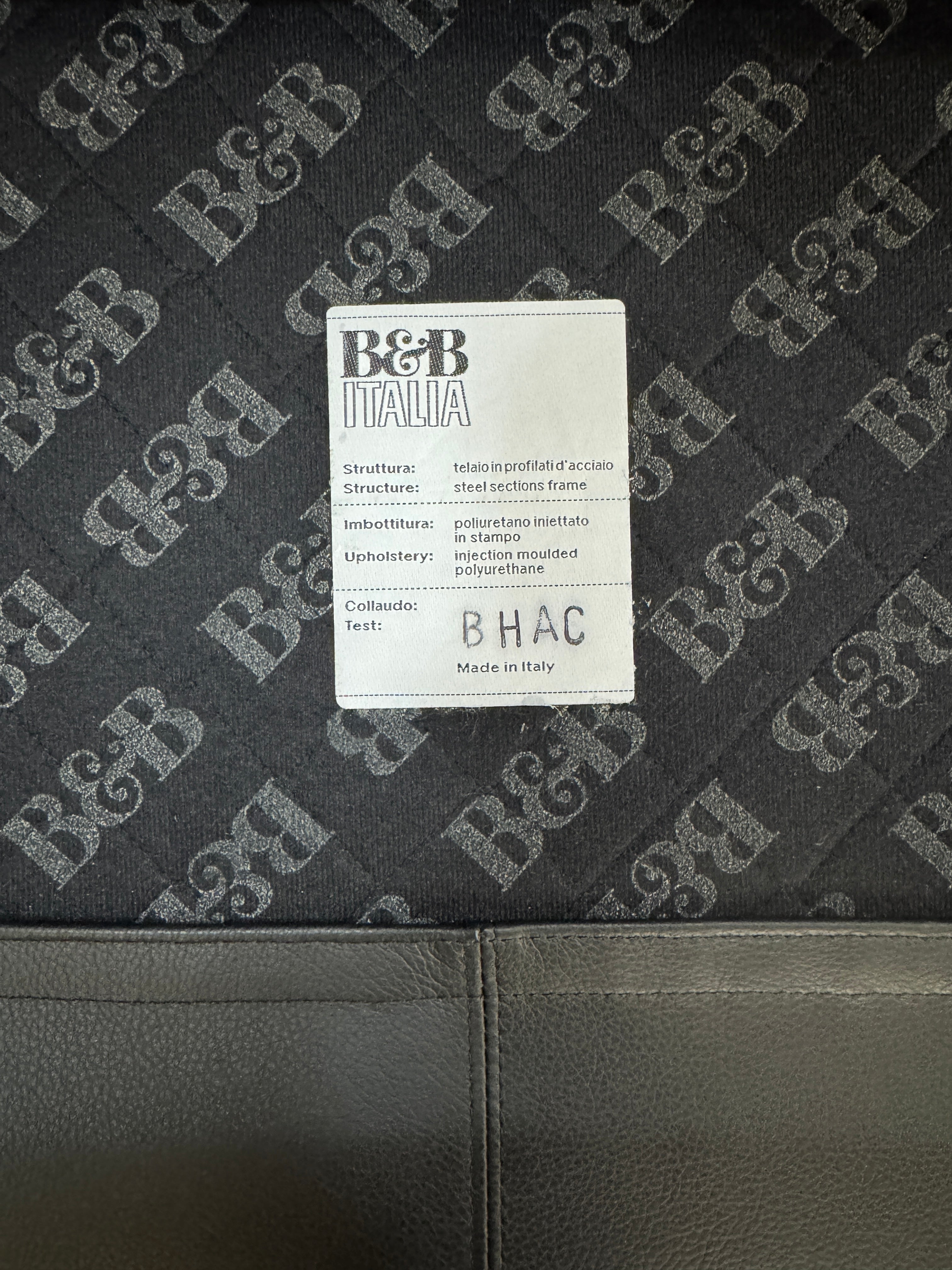 Gebrauchtes schwarzes B&B Italia AC Lounge Designer Leder Sofa vor einer Wand, stilvoll und modern eingerichtet.