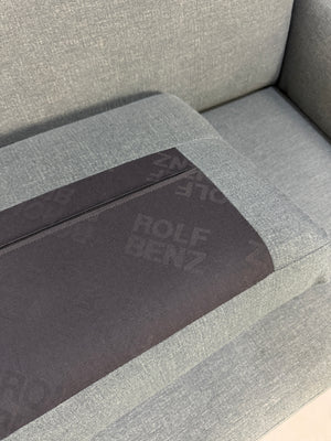 Gebrauchte graue Rolf Benz Cara Designer Stoff Sofa Garnitur vor einer Wand, stilvoll und modern eingerichtet.
