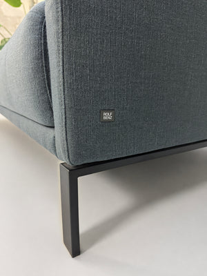 Gebrauchte graue Rolf Benz Cara Designer Stoff Sofa Garnitur vor einer Wand, stilvoll und modern eingerichtet.