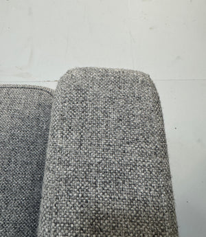Gebrauchtes graues COR Conseta Designer Stoff Sofa vor einer Wand, stilvoll und modern eingerichtet.