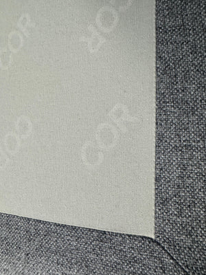 Gebrauchtes graues COR Conseta Designer Stoff Sofa vor einer Wand, stilvoll und modern eingerichtet.