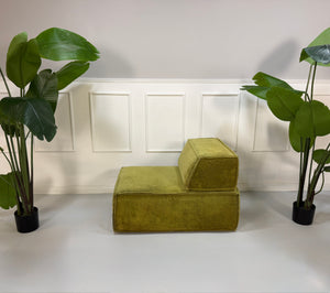 Refurbished grünes COR Trio Designer Stoff Sofa vor einer Wand, stilvoll und modern eingerichtet.