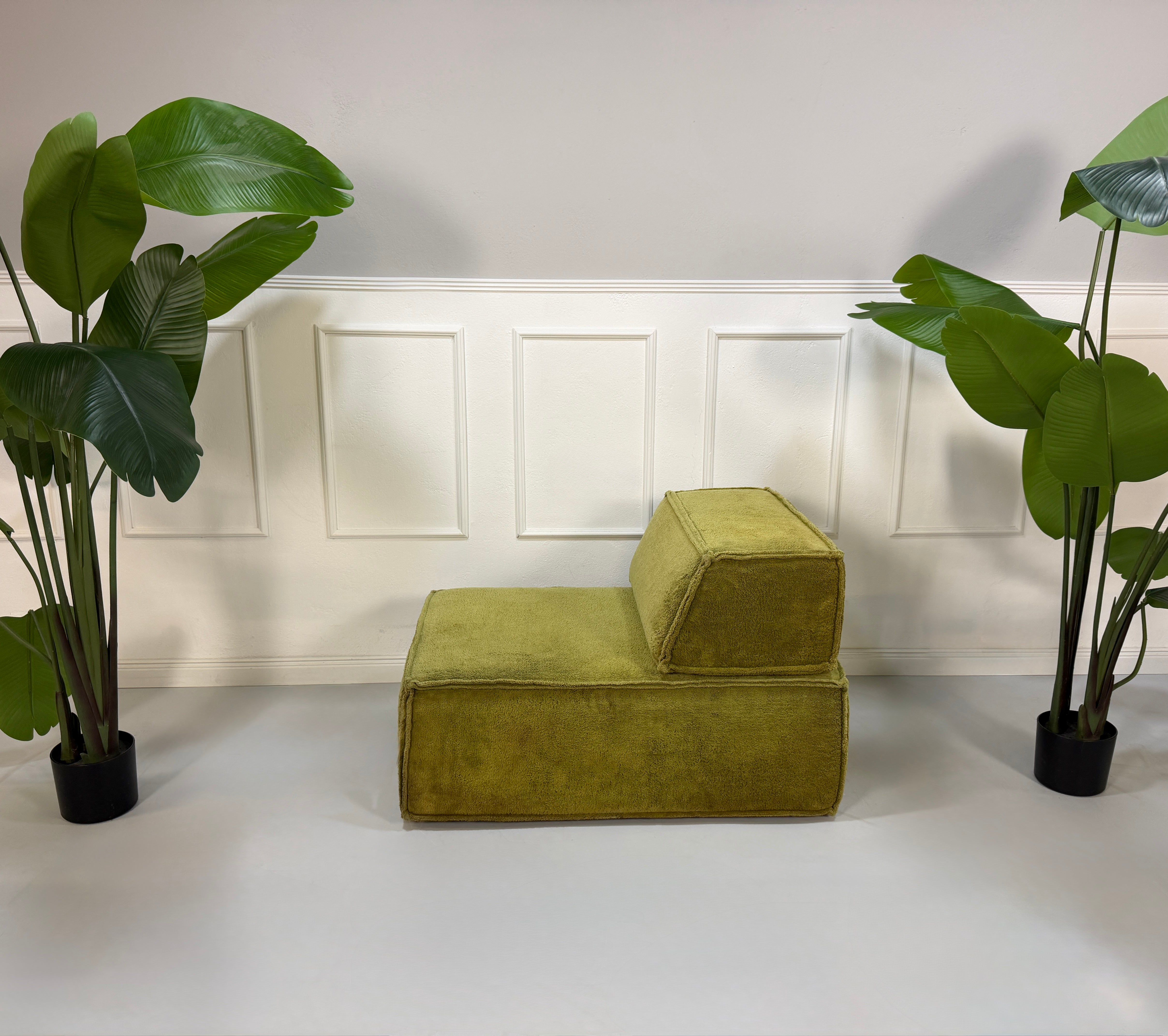 Refurbished grünes COR Trio Designer Stoff Sofa vor einer Wand, stilvoll und modern eingerichtet.