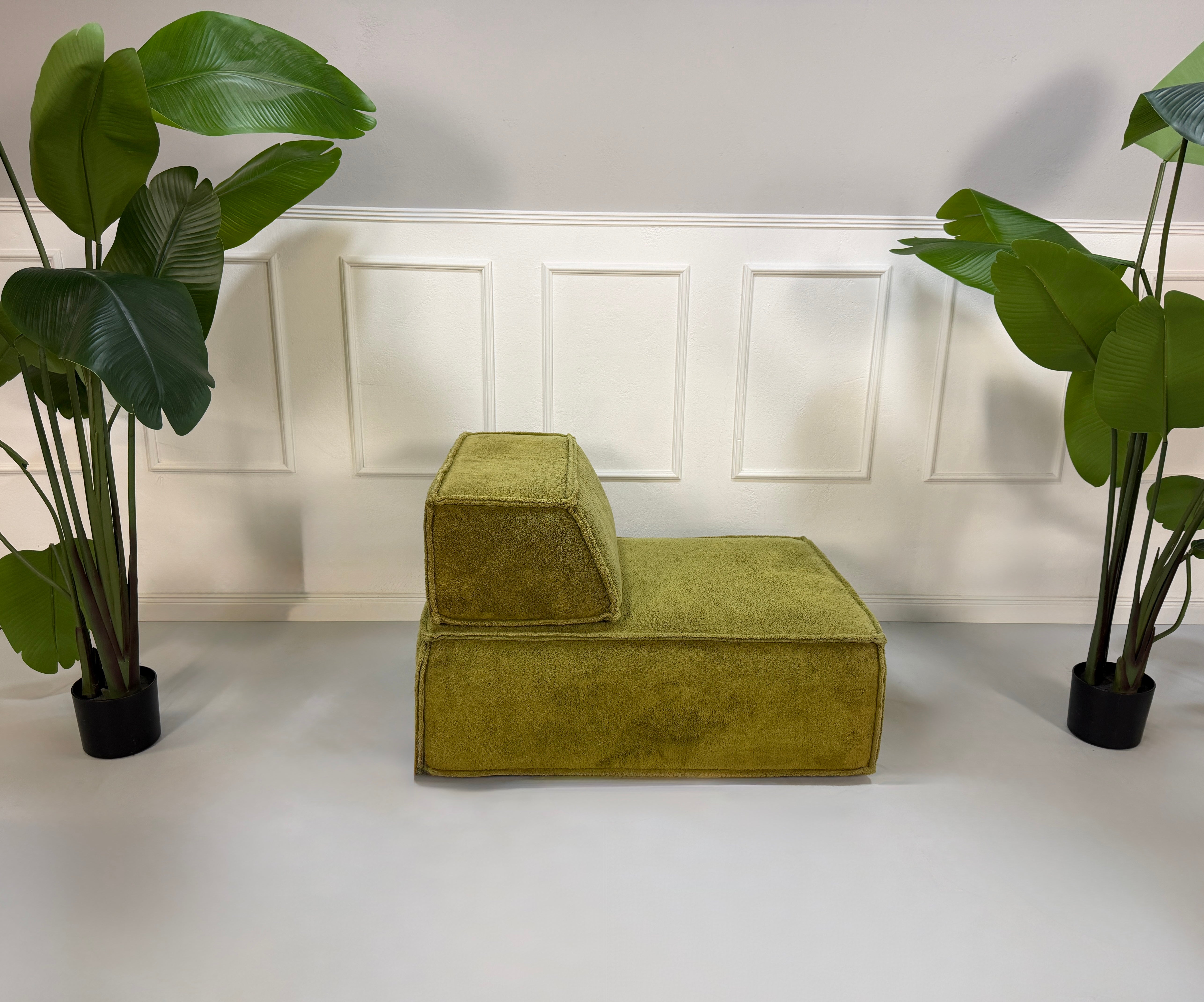 Refurbished grünes COR Trio Designer Stoff Sofa vor einer Wand, stilvoll und modern eingerichtet.