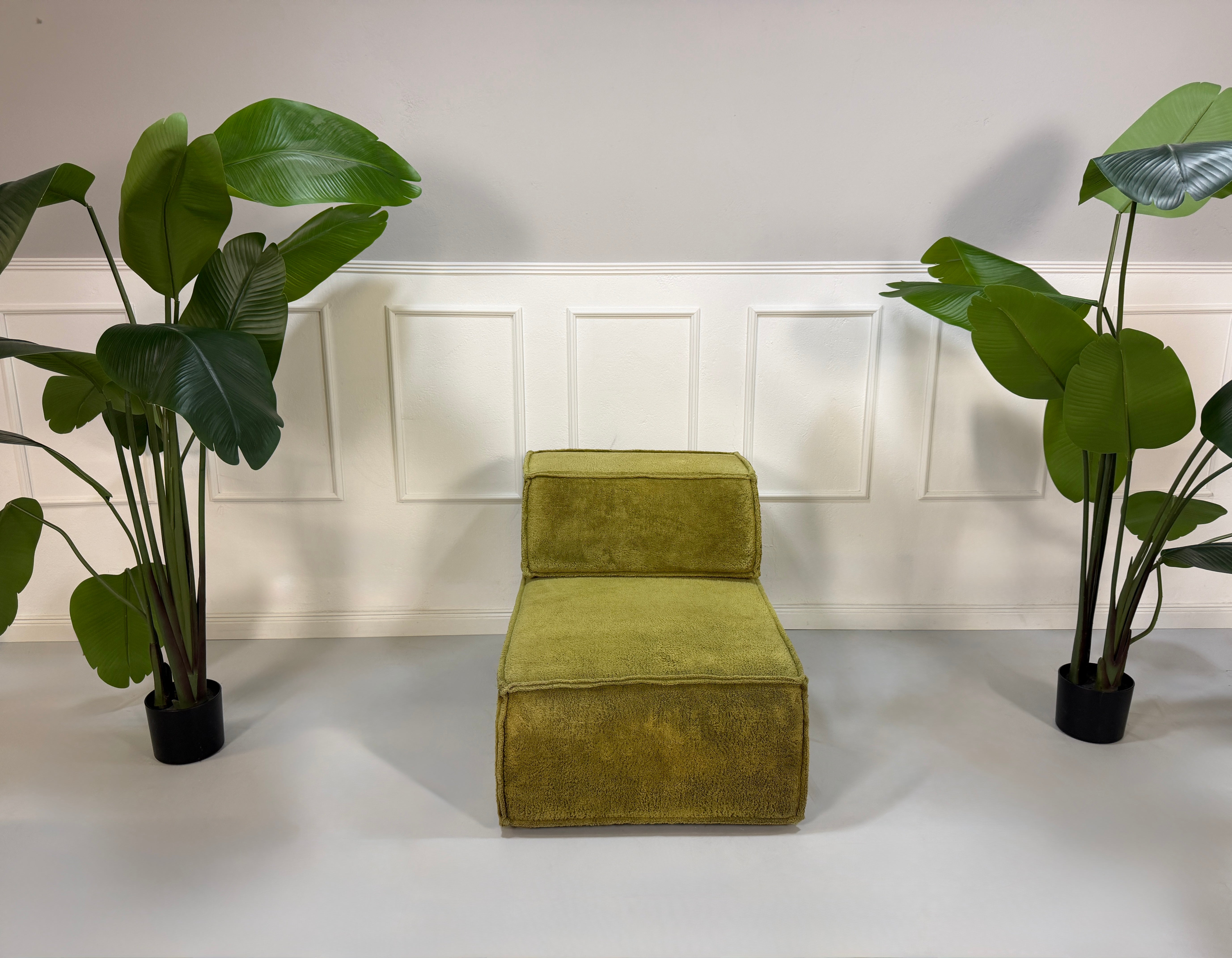 Refurbished grünes COR Trio Designer Stoff Sofa vor einer Wand, stilvoll und modern eingerichtet.