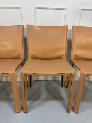 Gebrauchter beige brauner Cassina 412 CAB Designer Stuhl aus Leder vor einer Wand, stilvoll und modern eingerichtet.