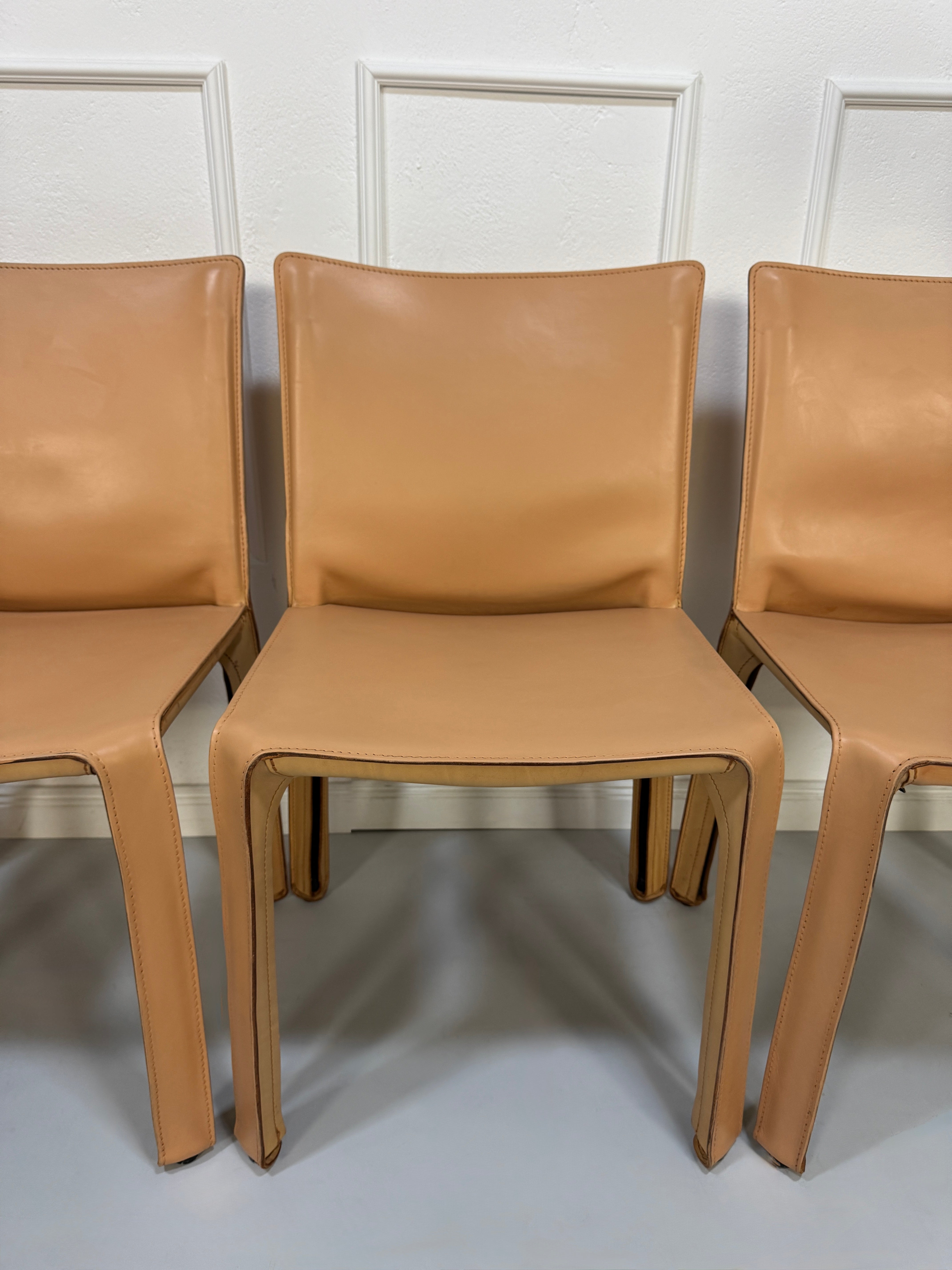 Gebrauchter beige brauner Cassina 412 CAB Designer Stuhl aus Leder vor einer Wand, stilvoll und modern eingerichtet.