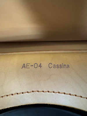 Gebrauchter beige brauner Cassina 412 CAB Designer Stuhl aus Leder vor einer Wand, stilvoll und modern eingerichtet.