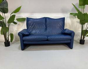 Gebrauchtes blaues Cassina Maralunga Designer Leder Sofa vor einer Wand, stilvoll und modern eingerichtet.
