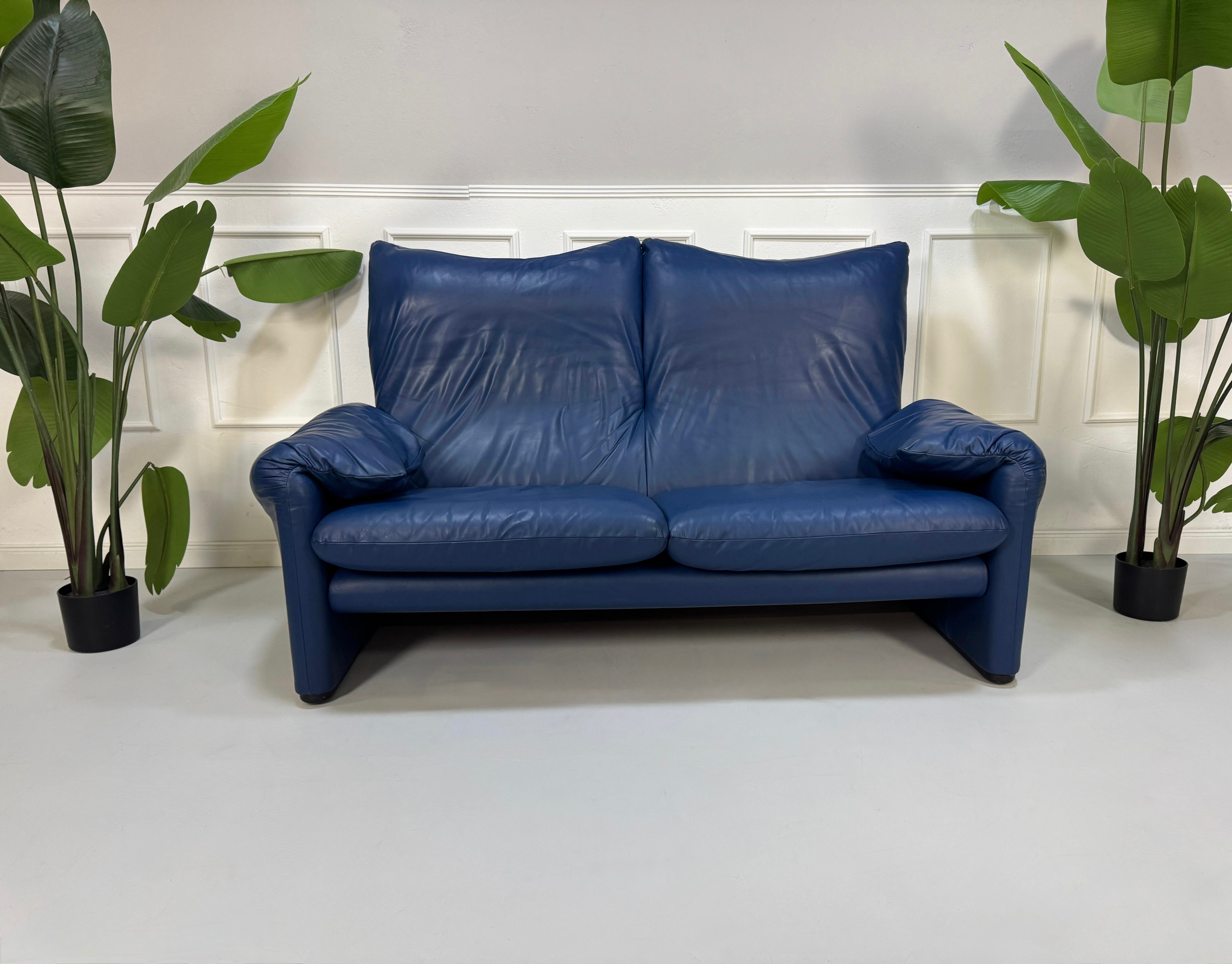 Gebrauchtes blaues Cassina Maralunga Designer Leder Sofa vor einer Wand, stilvoll und modern eingerichtet.