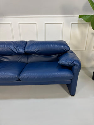 Gebrauchtes blaues Cassina Maralunga Designer Leder Sofa vor einer Wand, stilvoll und modern eingerichtet.