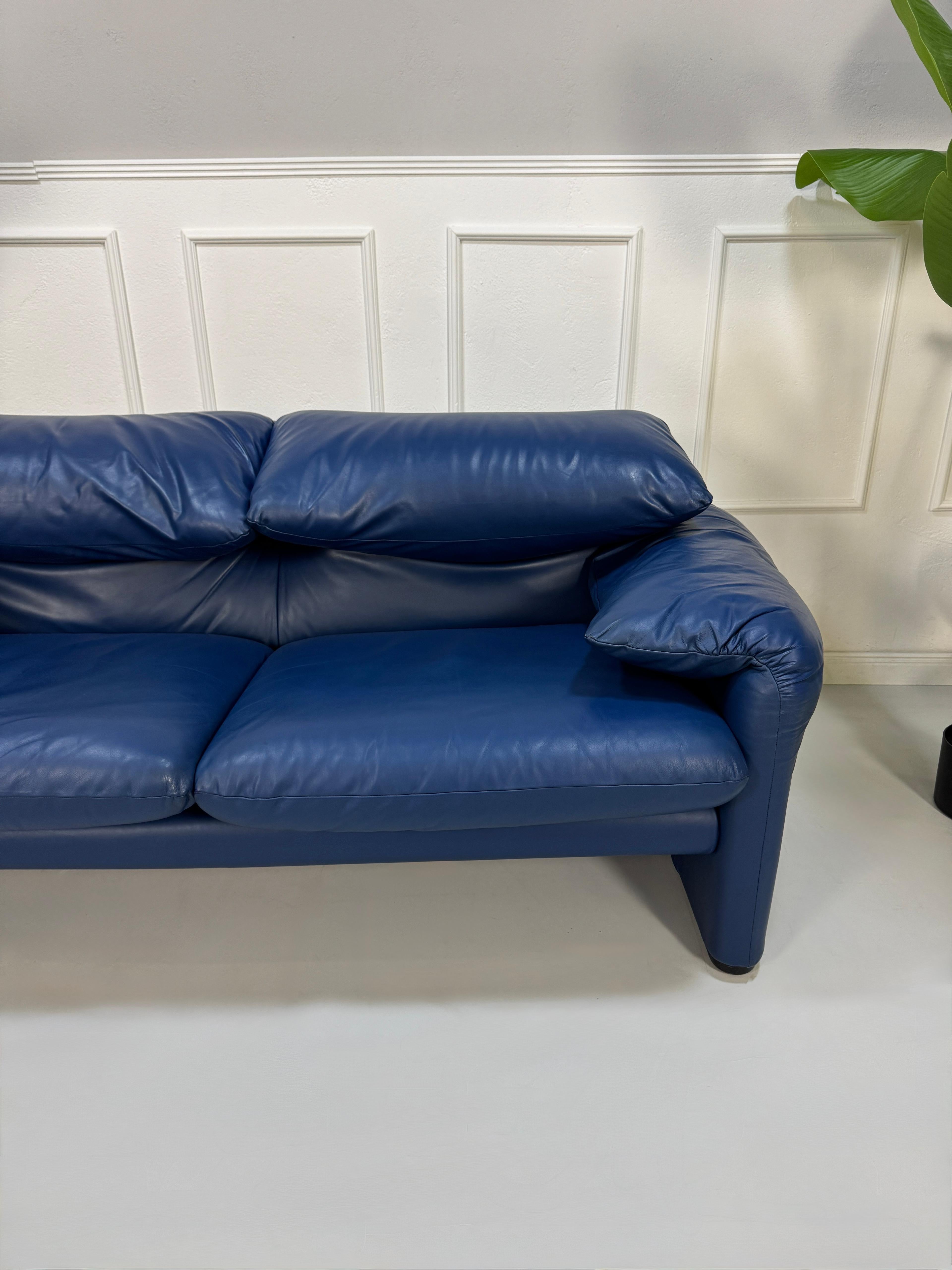 Gebrauchtes blaues Cassina Maralunga Designer Leder Sofa vor einer Wand, stilvoll und modern eingerichtet.