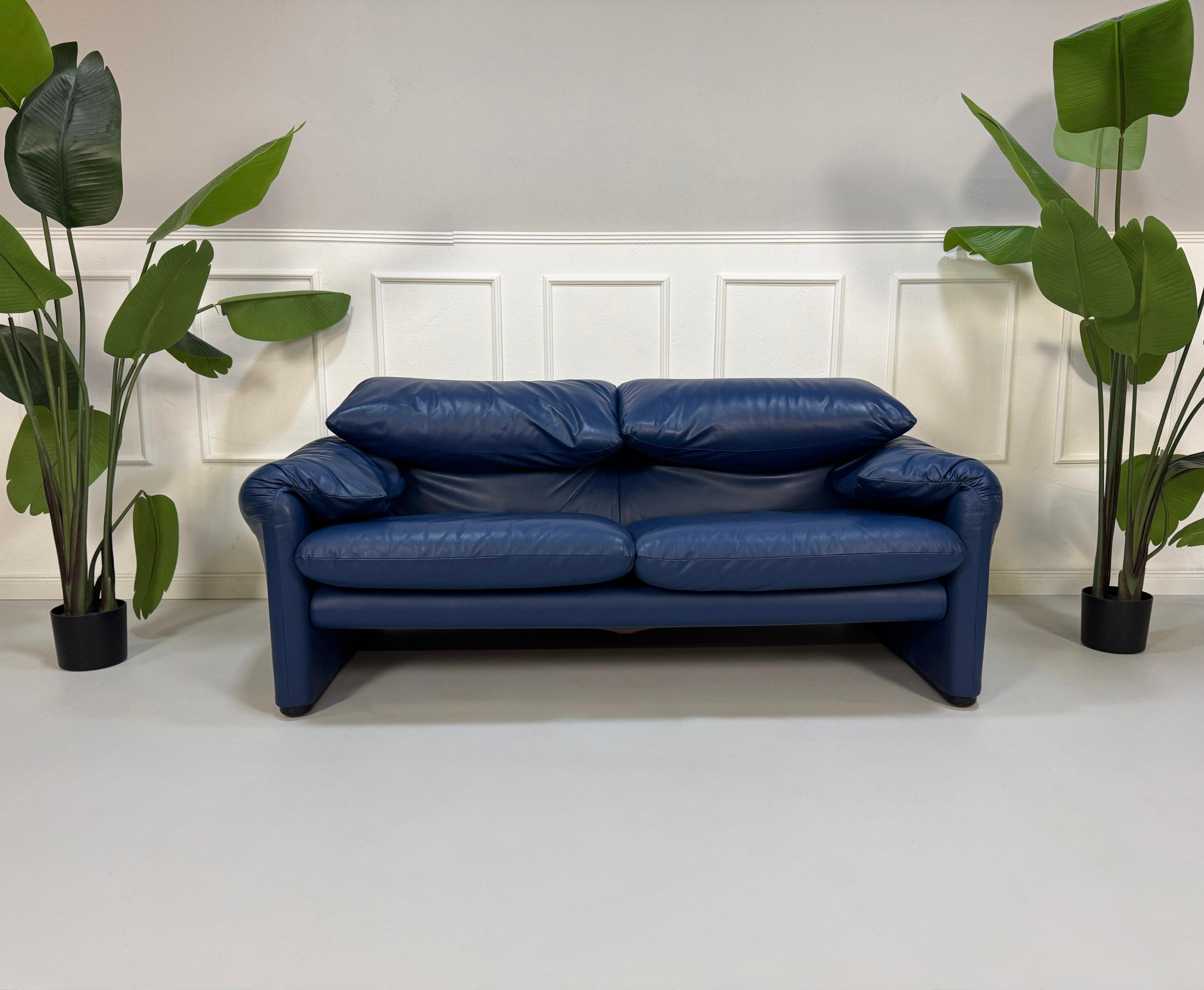 Gebrauchtes blaues Cassina Maralunga Designer Leder Sofa vor einer Wand, stilvoll und modern eingerichtet.