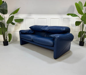 Gebrauchtes blaues Cassina Maralunga Designer Leder Sofa vor einer Wand, stilvoll und modern eingerichtet.