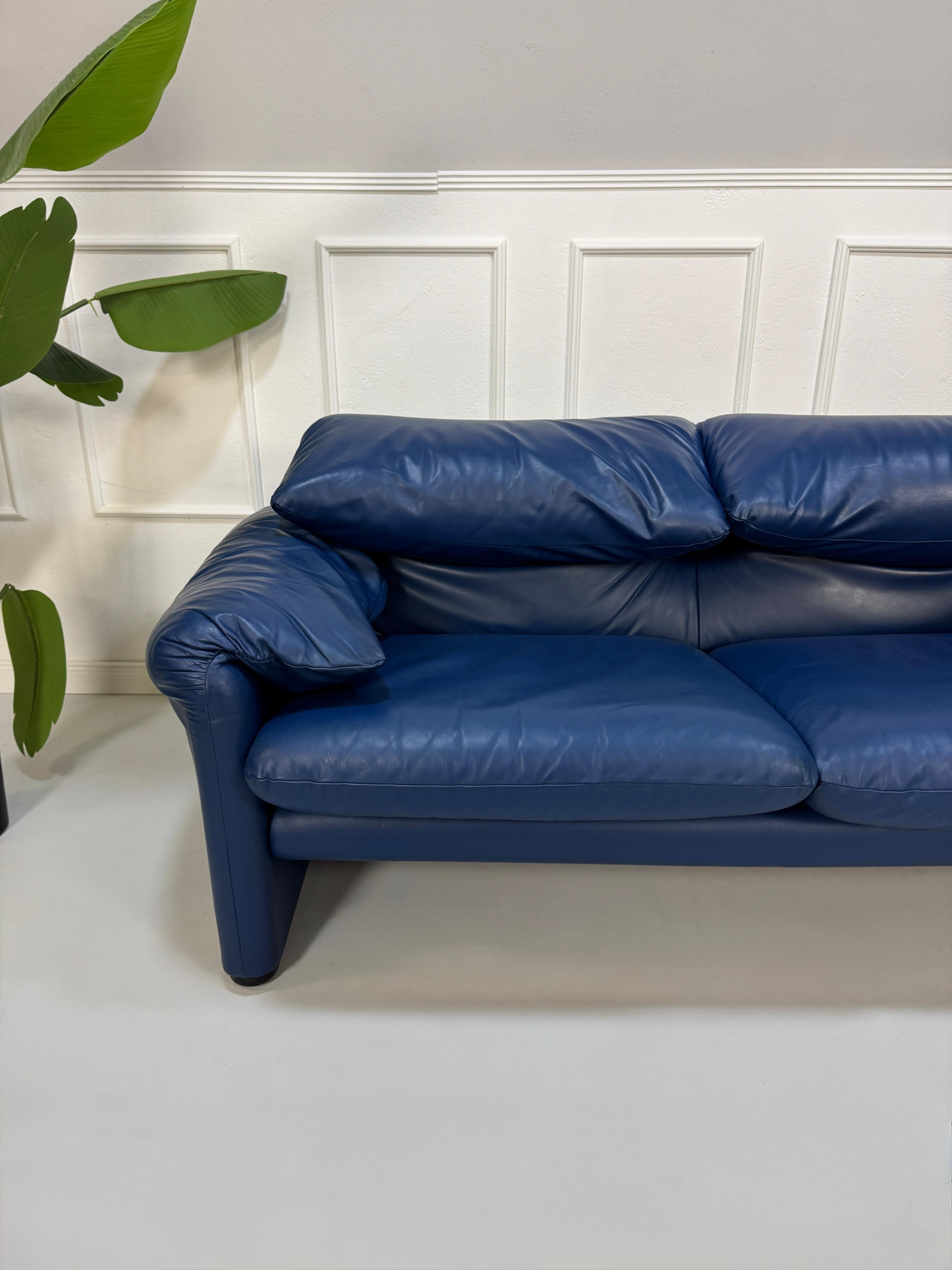 Gebrauchtes blaues Cassina Maralunga Designer Leder Sofa vor einer Wand, stilvoll und modern eingerichtet.